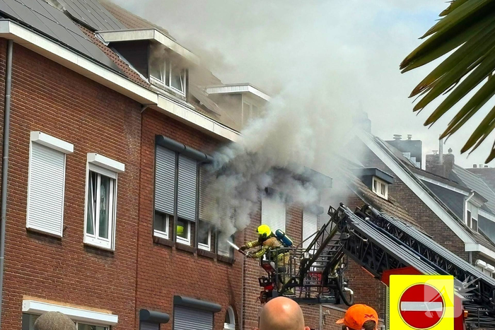 Veel rookontwikkeling bij grote woningbrand