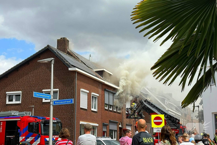 Veel rookontwikkeling bij grote woningbrand