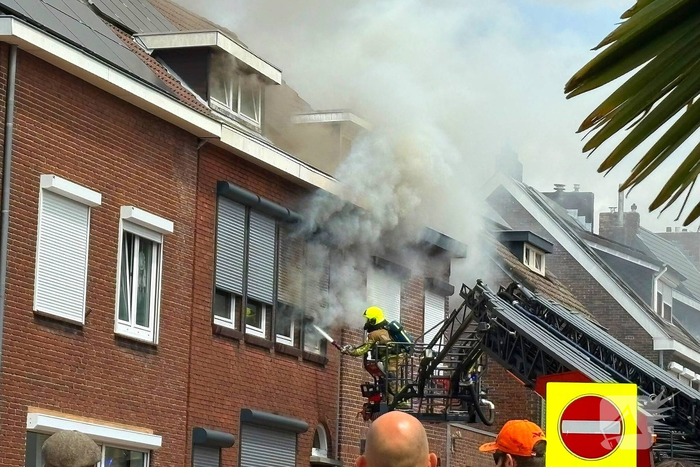 Veel rookontwikkeling bij grote woningbrand