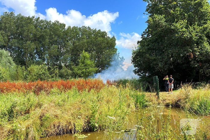 Bosschages in brand nabij treinspoor