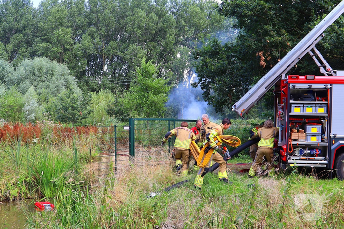 Bosschages in brand nabij treinspoor