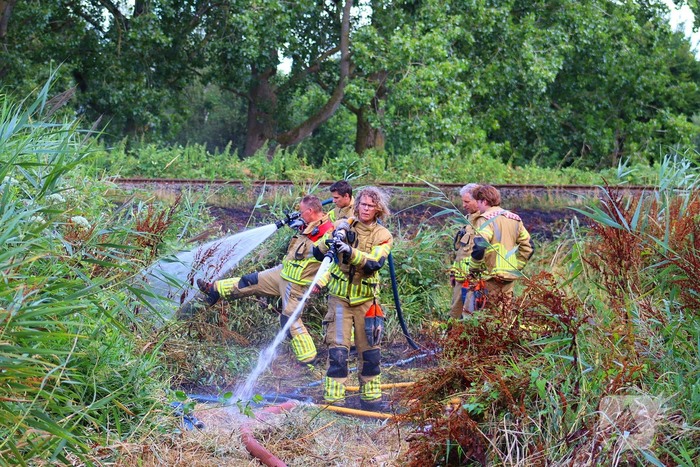 Bosschages in brand nabij treinspoor