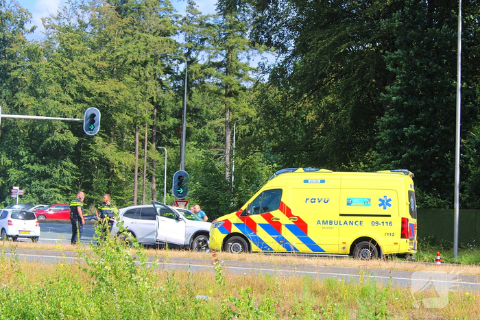 Gewonde na eenzijdig ongeval tegen verkeerslicht