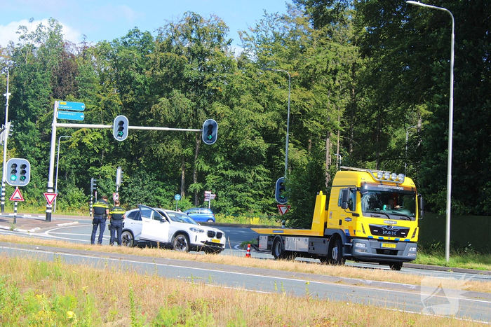 Gewonde na eenzijdig ongeval tegen verkeerslicht