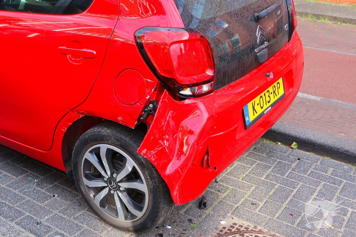 Automobilist botst op geparkeerde auto