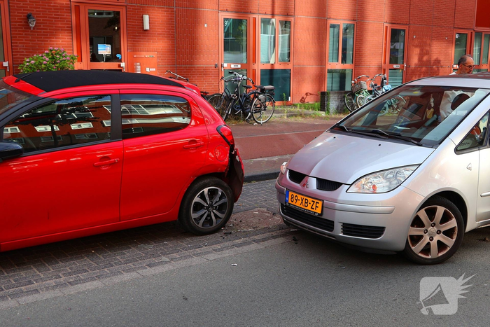 Automobilist botst op geparkeerde auto