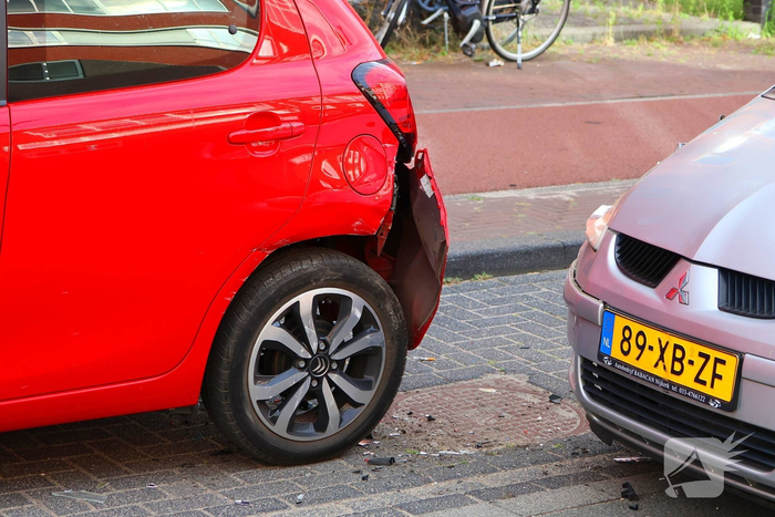 Automobilist botst op geparkeerde auto