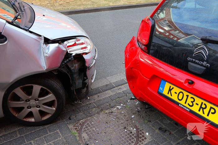 Automobilist botst op geparkeerde auto
