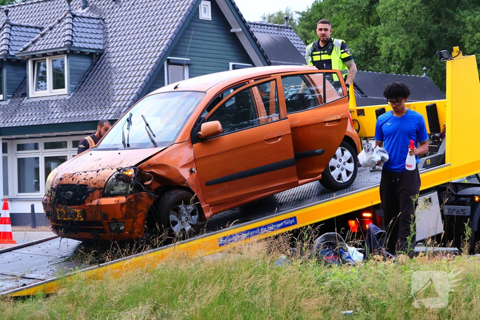 Automobilist ramt voertuig en belandt in sloot