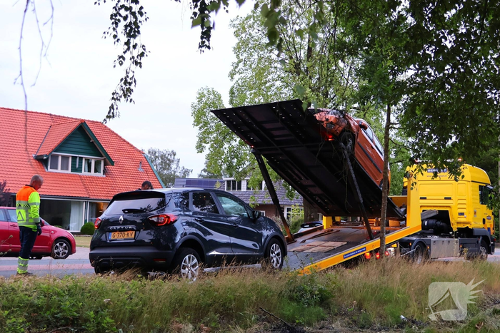 Automobilist ramt voertuig en belandt in sloot