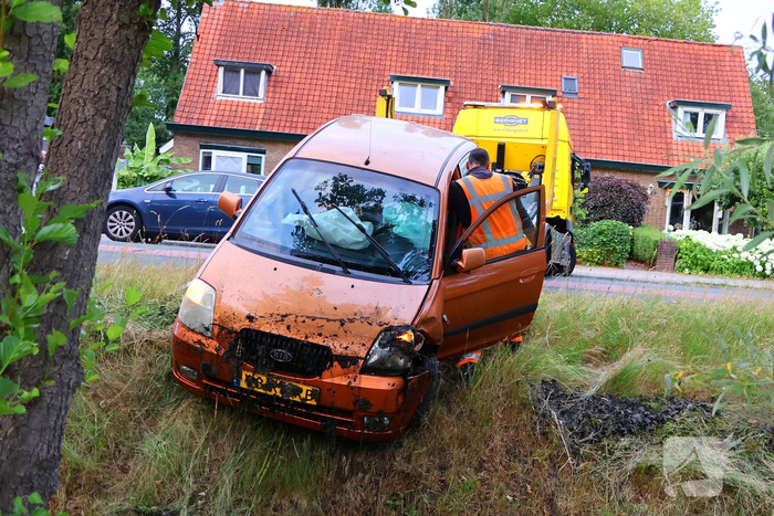 Automobilist ramt voertuig en belandt in sloot