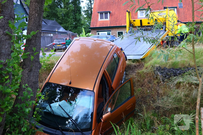 Automobilist ramt voertuig en belandt in sloot