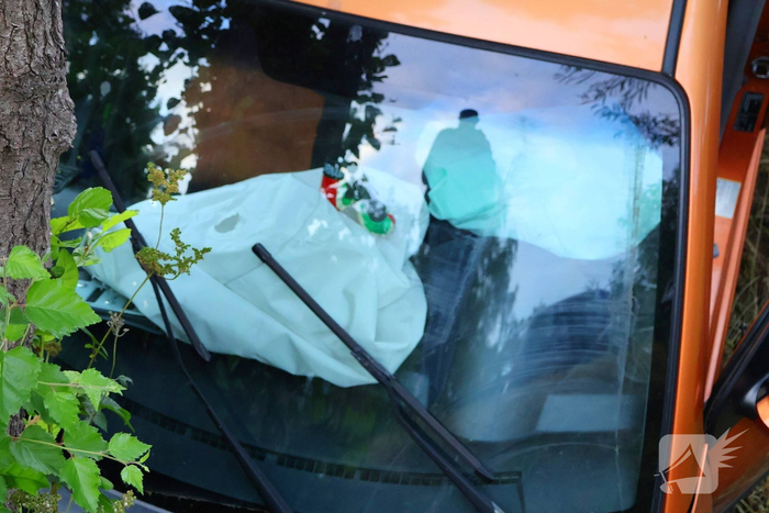 Automobilist ramt voertuig en belandt in sloot