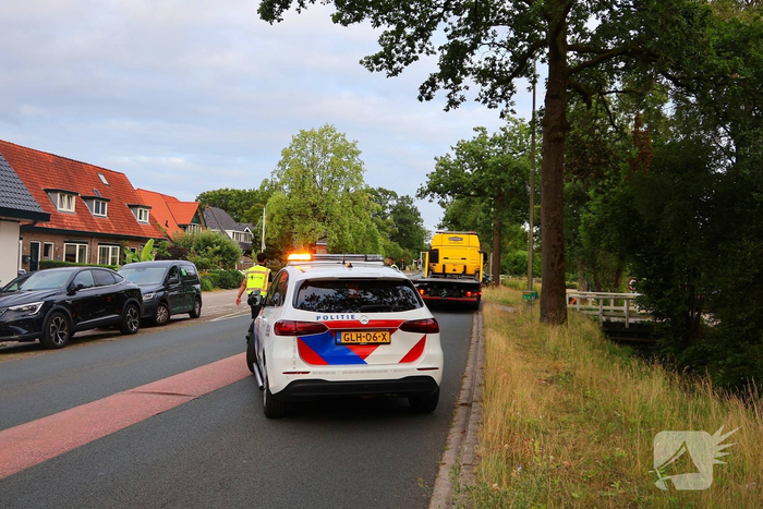 Automobilist ramt voertuig en belandt in sloot