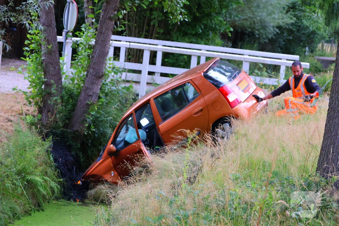 Automobilist ramt voertuig en belandt in sloot