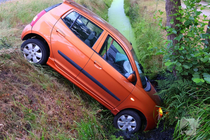 Automobilist ramt voertuig en belandt in sloot