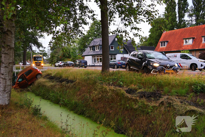 Automobilist ramt voertuig en belandt in sloot