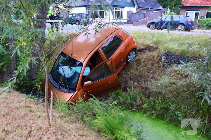 Automobilist ramt voertuig en belandt in sloot