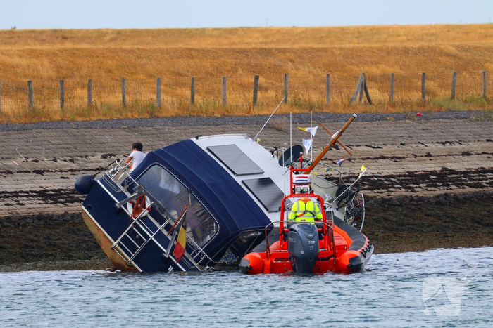 Brandweer redt drie personen van vastgelopen boot