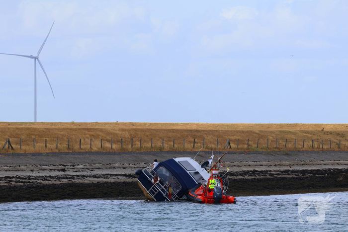 Brandweer redt drie personen van vastgelopen boot