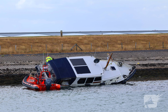 Brandweer redt drie personen van vastgelopen boot