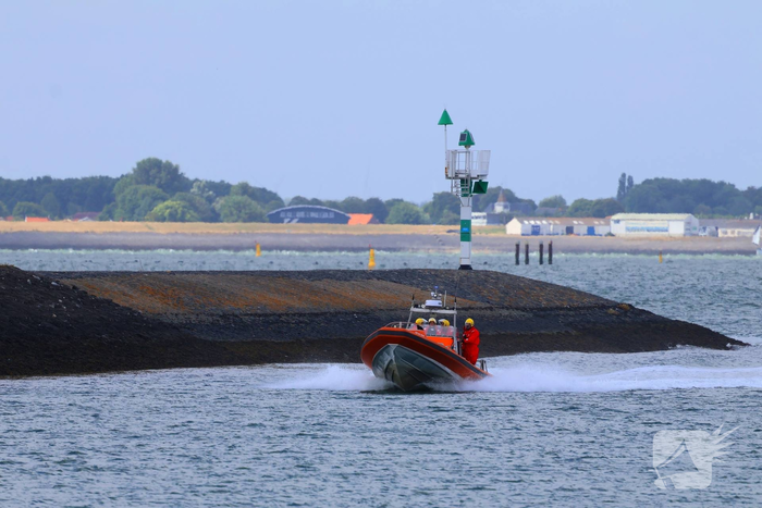 Brandweer redt drie personen van vastgelopen boot