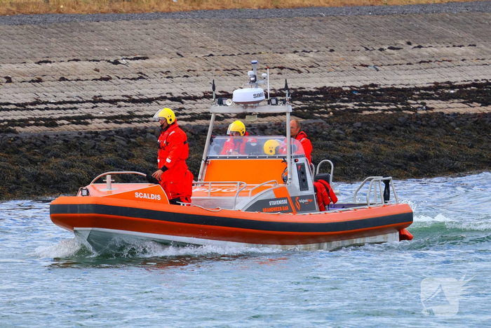 Brandweer redt drie personen van vastgelopen boot