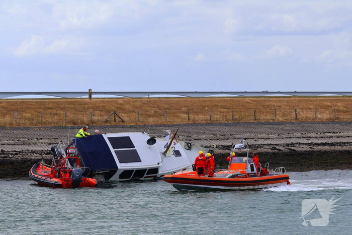 Brandweer redt drie personen van vastgelopen boot