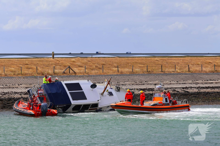 Brandweer redt drie personen van vastgelopen boot