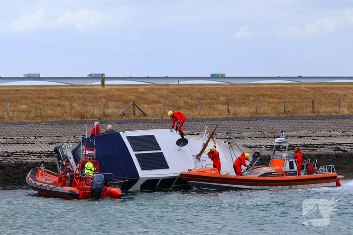 Brandweer redt drie personen van vastgelopen boot