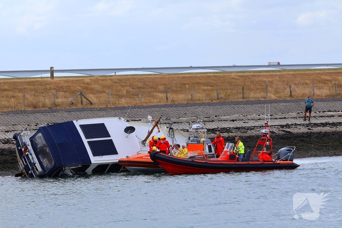Brandweer redt drie personen van vastgelopen boot