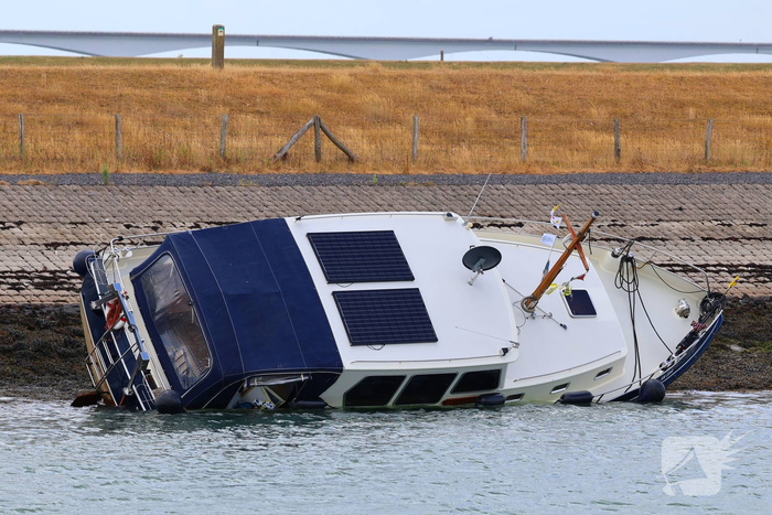 Brandweer redt drie personen van vastgelopen boot