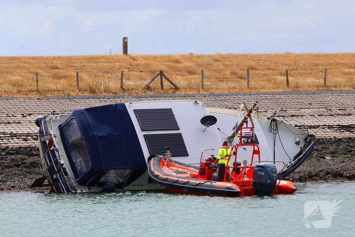 Brandweer redt drie personen van vastgelopen boot