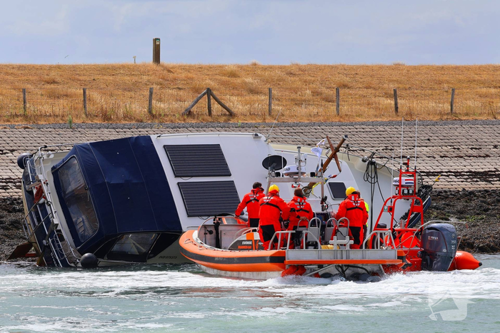 Brandweer redt drie personen van vastgelopen boot