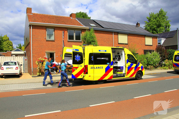 Brand in woning leidt tot ziekenhuisopname moeder en kind