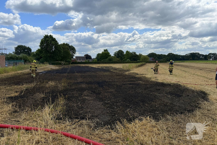Buitenbrand op akker snel onder controle