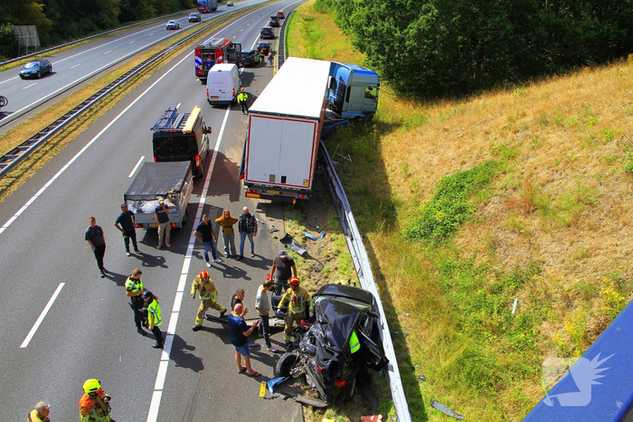 Aanrijding tussen vrachtwagen en auto met letsel