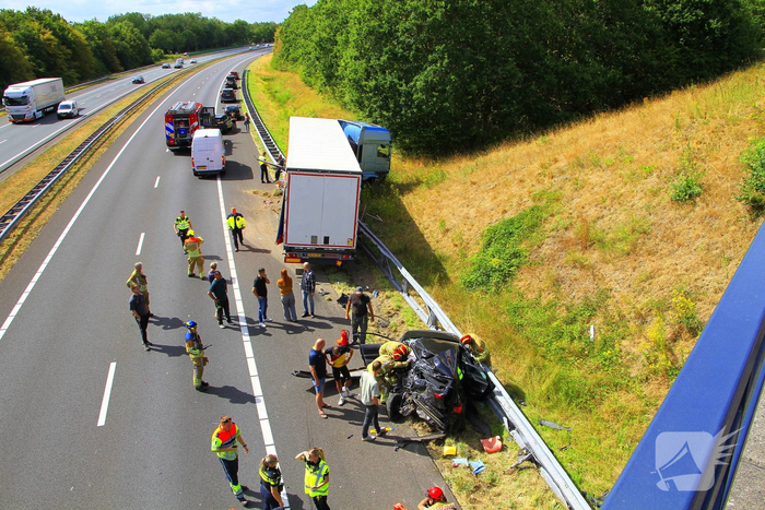 Aanrijding tussen vrachtwagen en auto met letsel