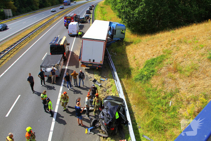 Aanrijding tussen vrachtwagen en auto met letsel