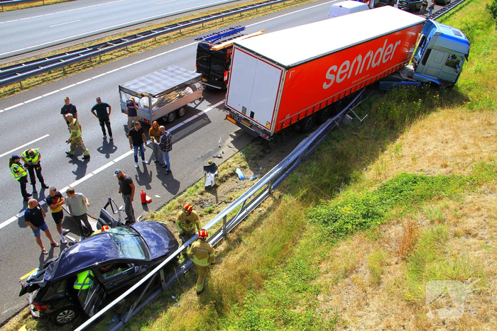 Aanrijding tussen vrachtwagen en auto met letsel