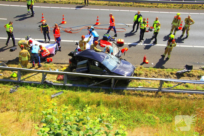 Aanrijding tussen vrachtwagen en auto met letsel