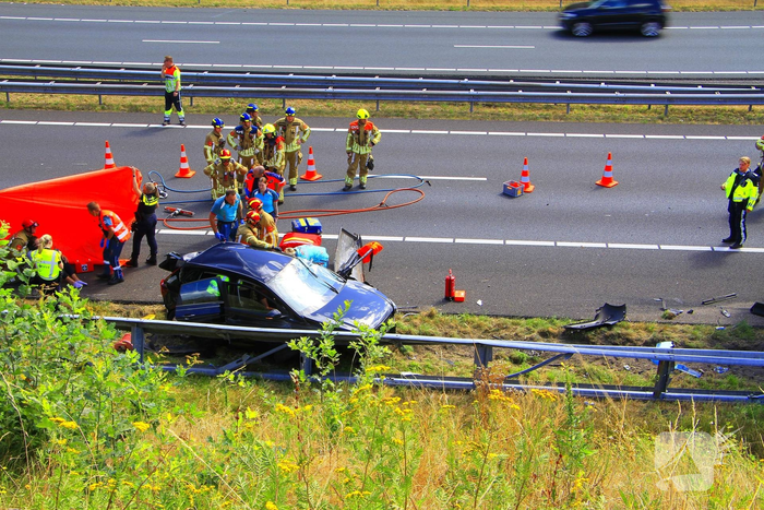 Aanrijding tussen vrachtwagen en auto met letsel