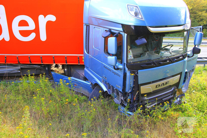 Aanrijding tussen vrachtwagen en auto met letsel