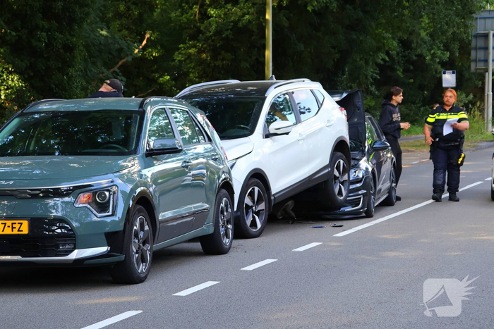 Weg afgesloten na ongeval met meerdere auto's
