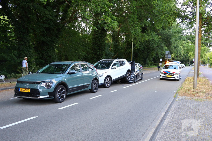 Weg afgesloten na ongeval met meerdere auto's