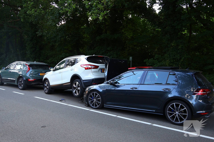 Weg afgesloten na ongeval met meerdere auto's