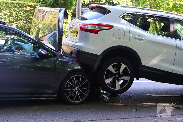 Weg afgesloten na ongeval met meerdere auto's