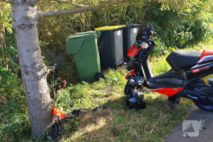 Scooterrijder raakt gewond bij botsing tegen boom
