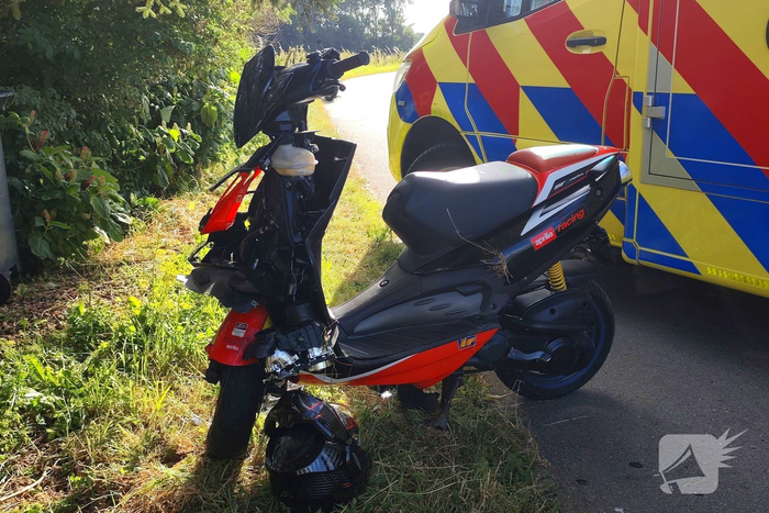 Scooterrijder raakt gewond bij botsing tegen boom