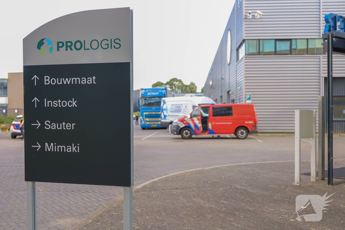 Vrachtwagenchauffeur raakt bekneld onder pallet